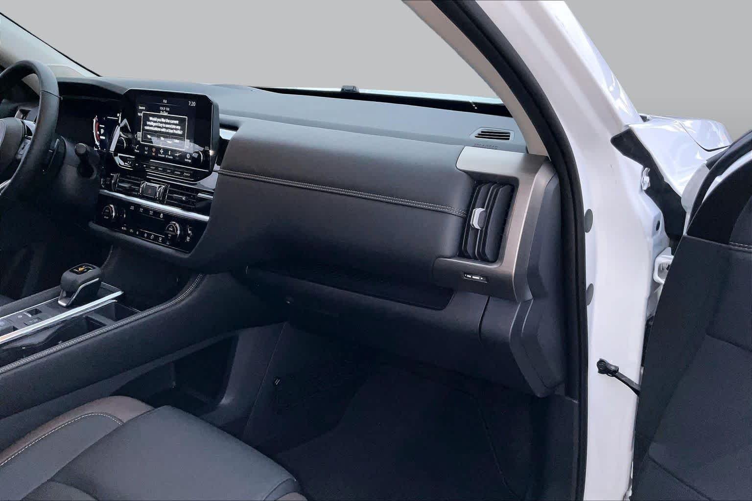 Certified Used 2025 Everest White Pearl Tricoat Nissan Platinum image 17