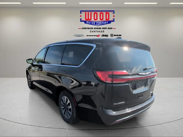 Used 2023 Brilliant Black Crystal Pearlcoat Chrysler Touring L image 5