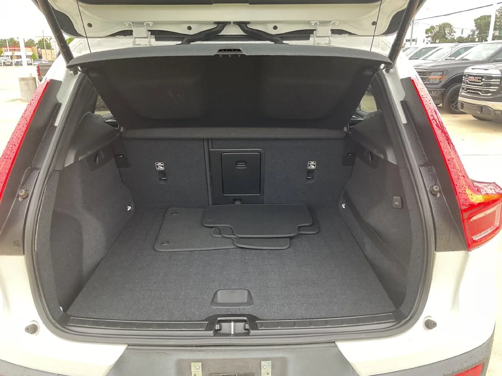 Used 2020 White Volvo Momentum image 10