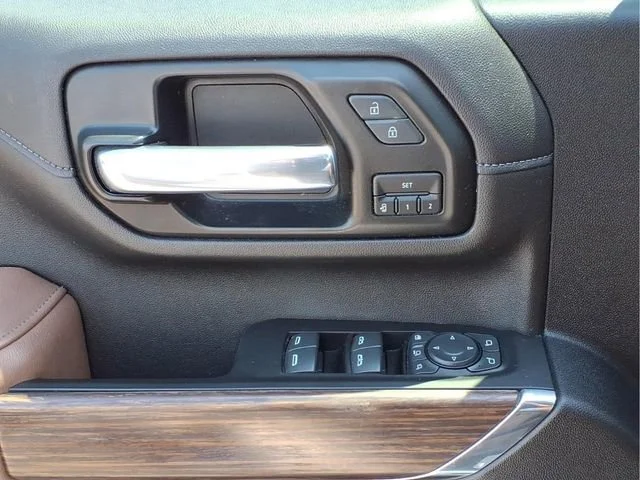 Used 2022 Iridescent Pearl Tricoat Chevrolet High Country image 17