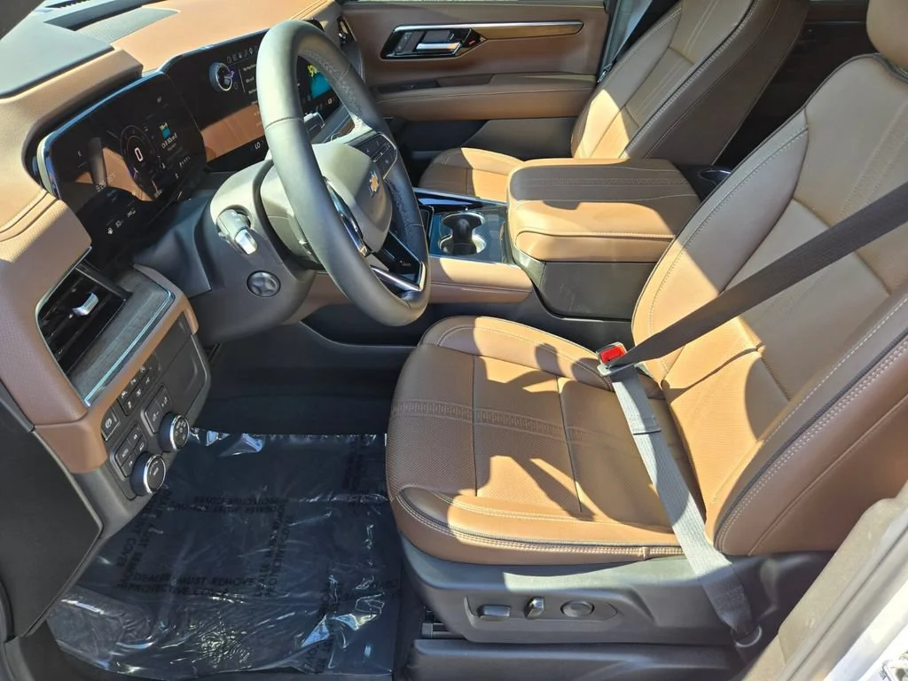 Used 2025 Iridescent Pearl Tricoat Chevrolet High Country image 2