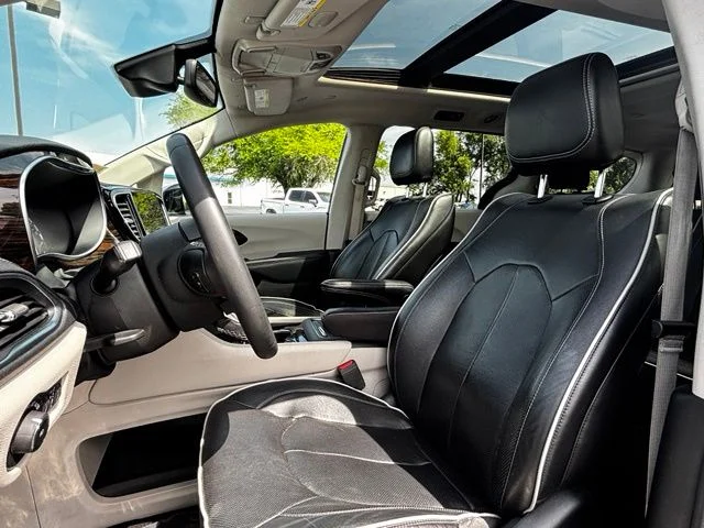Used 2023 White Chrysler Limited image 19
