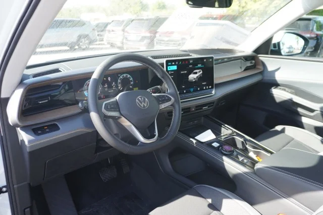 New 2027 Opal White Pearl Volkswagen SE image 18