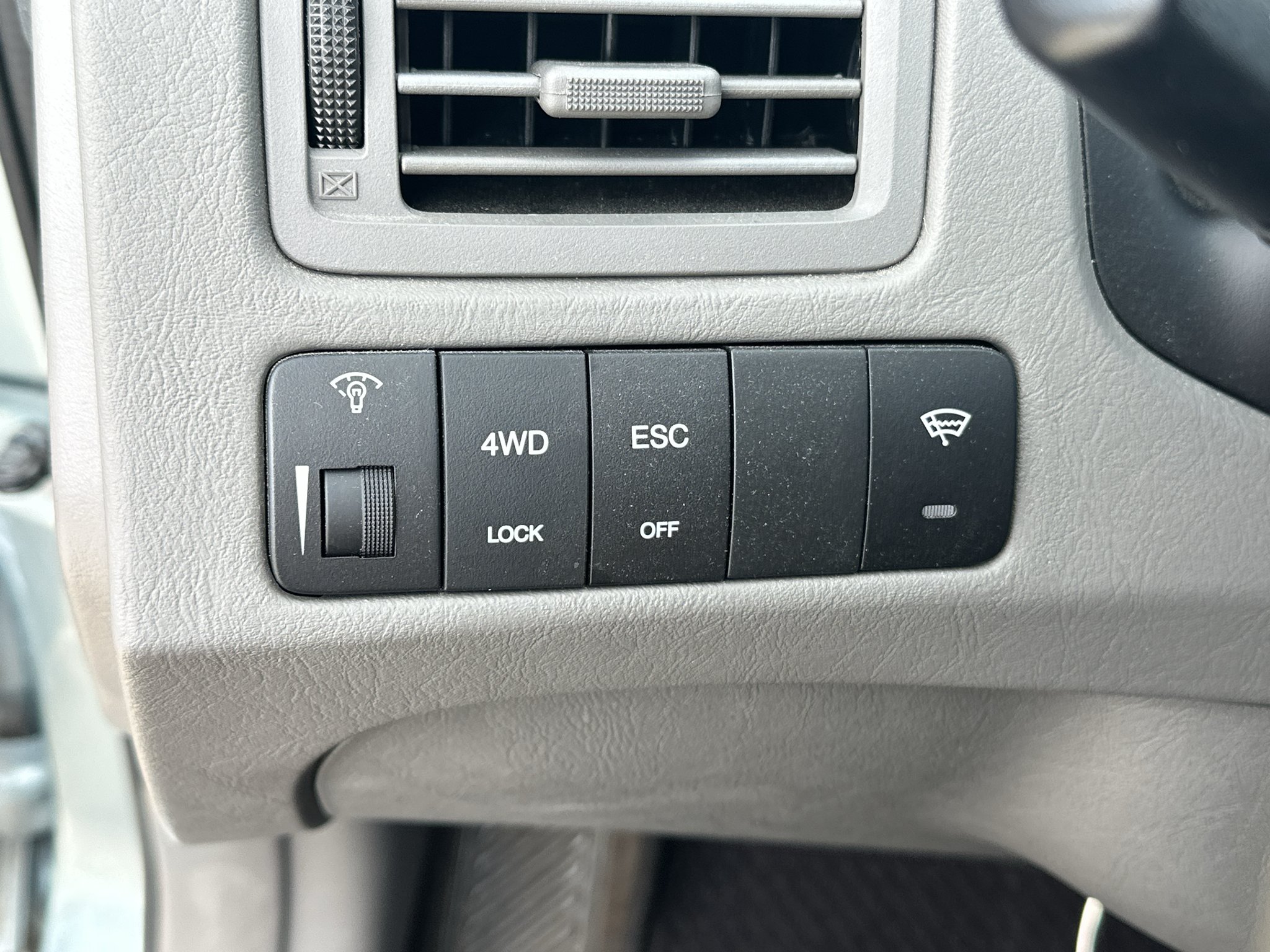 Used 2009 Desert Sage Metallic Hyundai SE image 22