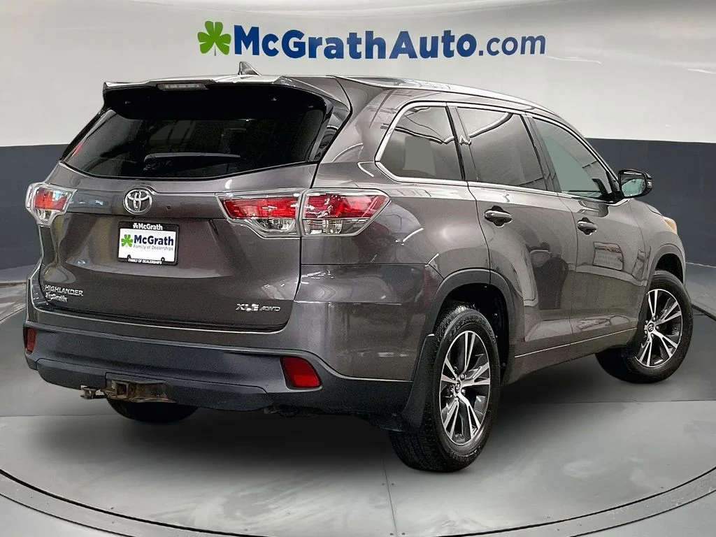 Used 2016 Gray Toyota XLE V6 image 16