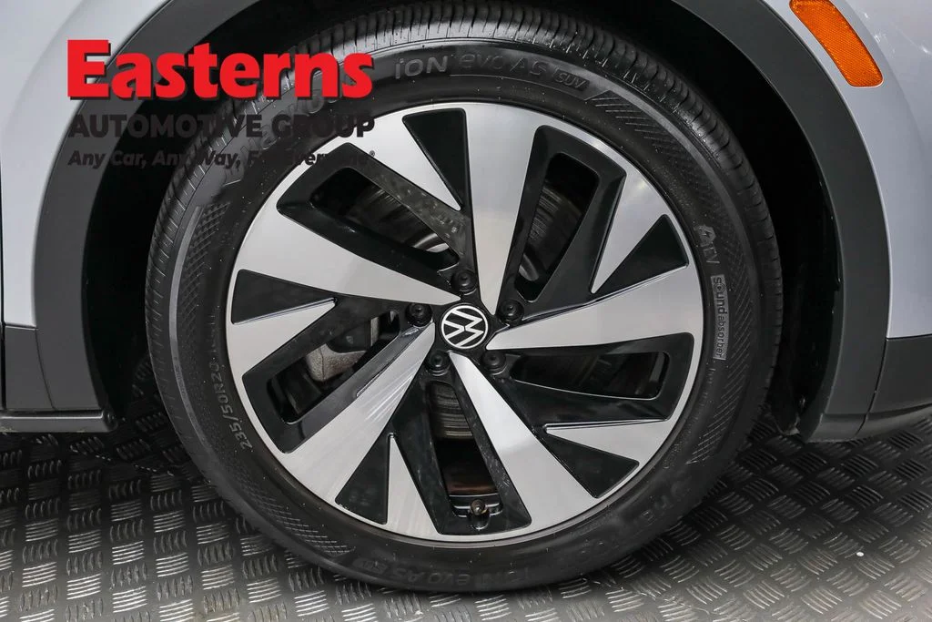 Used 2021 Silver Volkswagen Pro S image 28