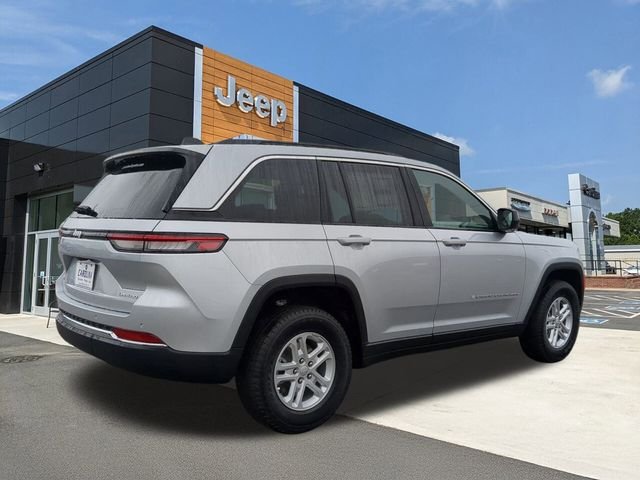New 2025 Silver Zynith Exterior Paint Jeep Laredo image 12