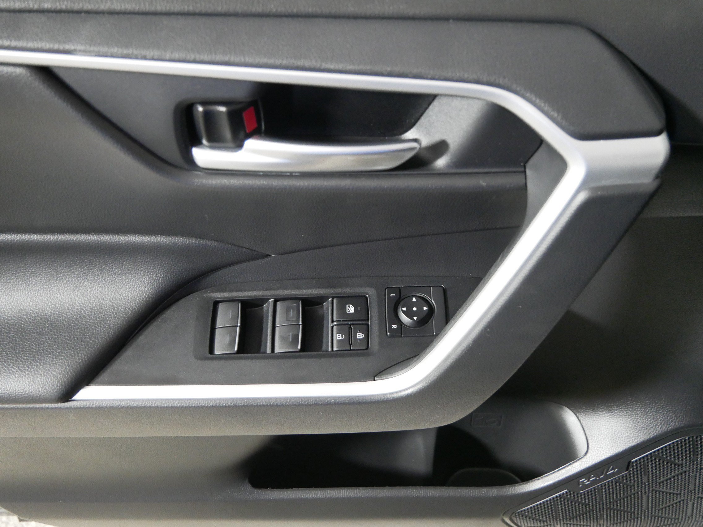 2024 Toyota RAV4 XLE - Photo 19