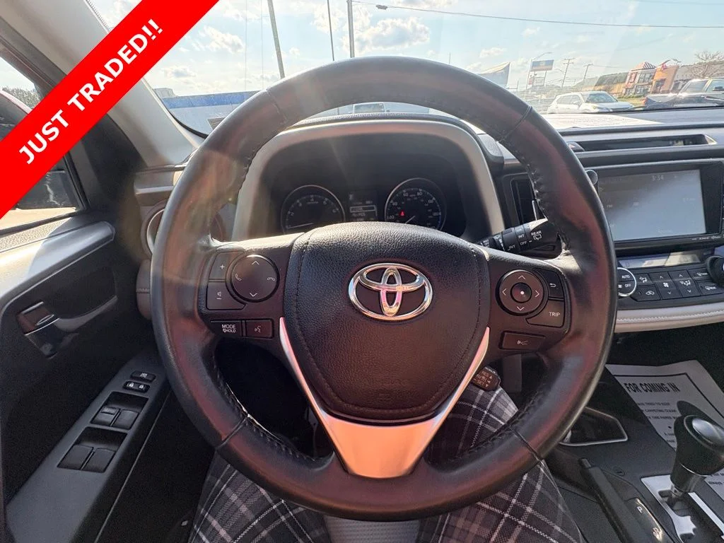 Used 2018 Red Toyota XLE image 21