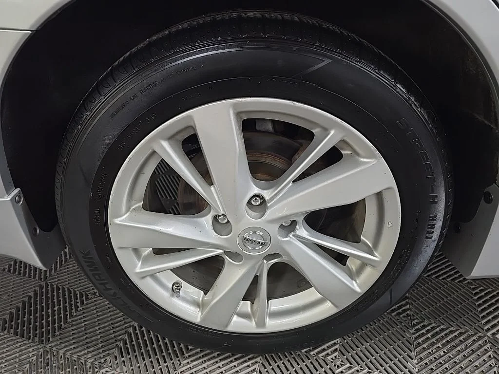 Used 2015 Silver Nissan 2.5 SV image 14
