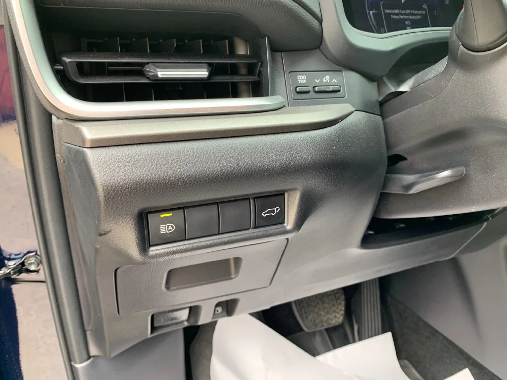 Used 2025  Toyota XLE image 32