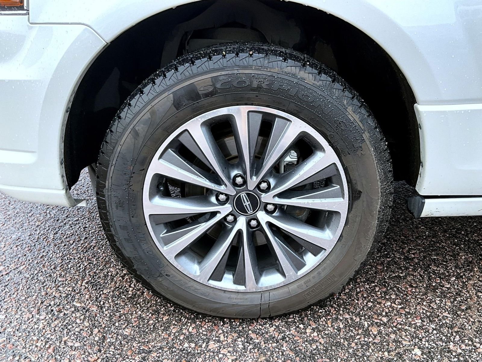 Used 2016 White Lincoln Select image 24