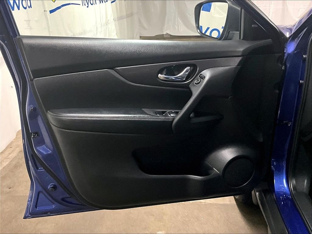 Used 2020 Blue Nissan SV image 8
