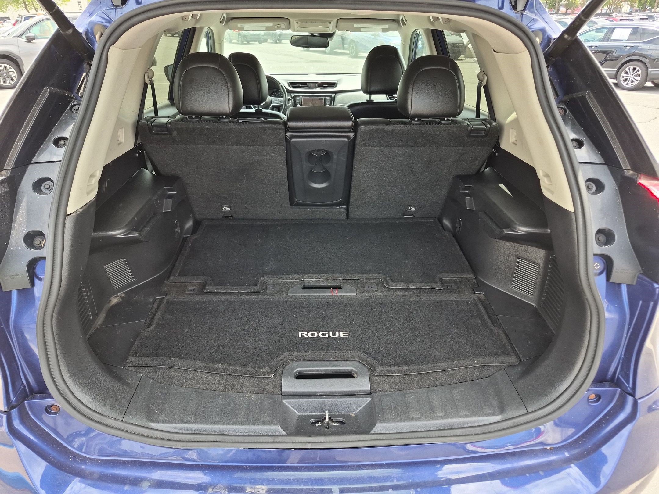 Used 2018 Caspian Blue Nissan SL image 29