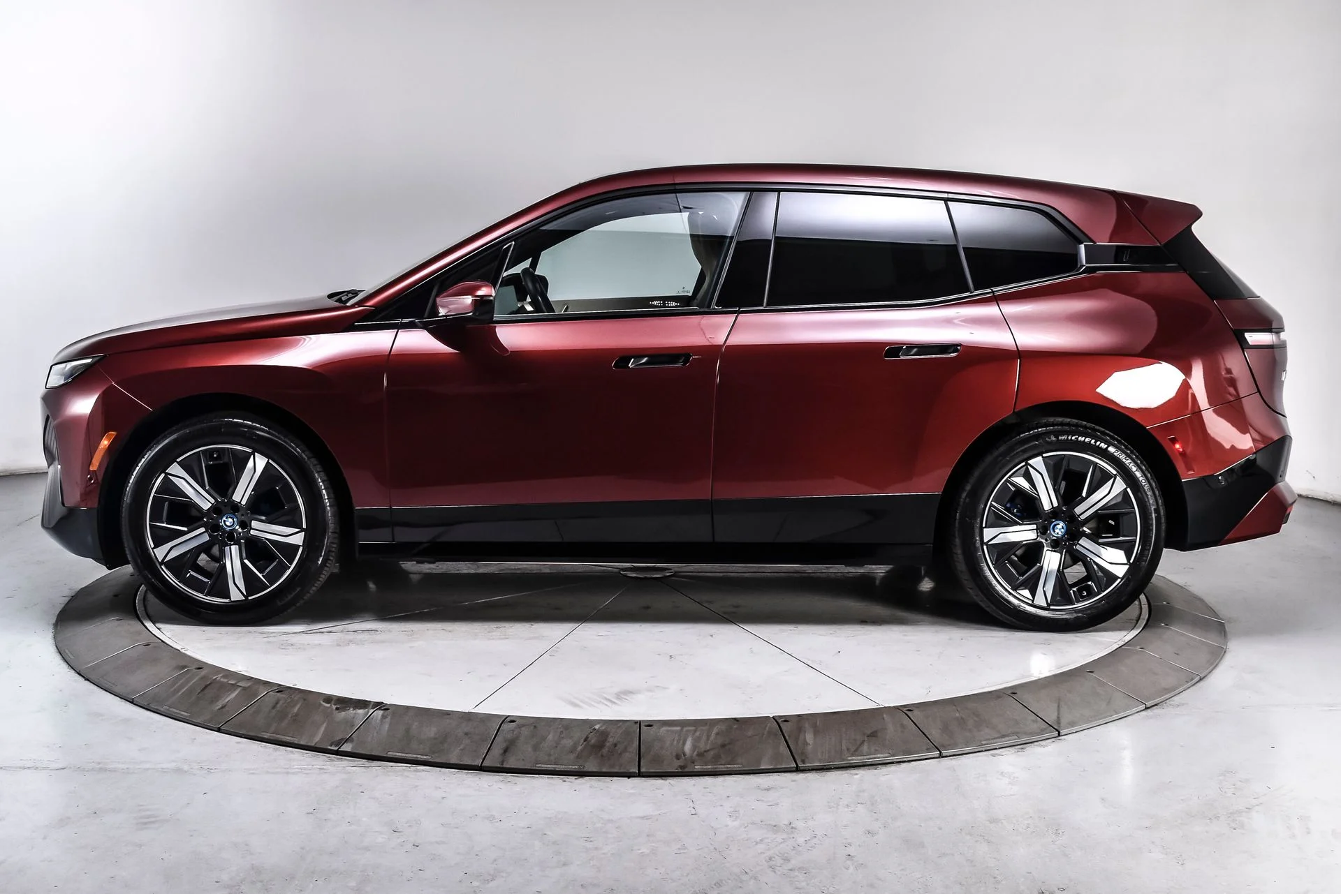 Used 2024 Red Metallic BMW xDrive50 image 3