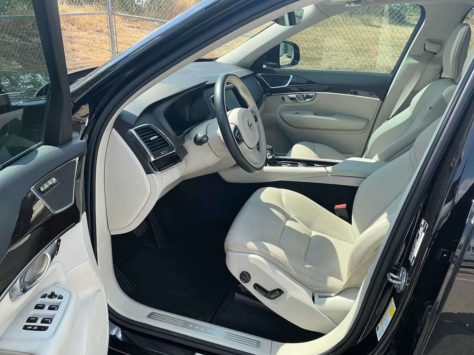 Used 2019 Onyx Black Metallic Volvo Momentum image 11
