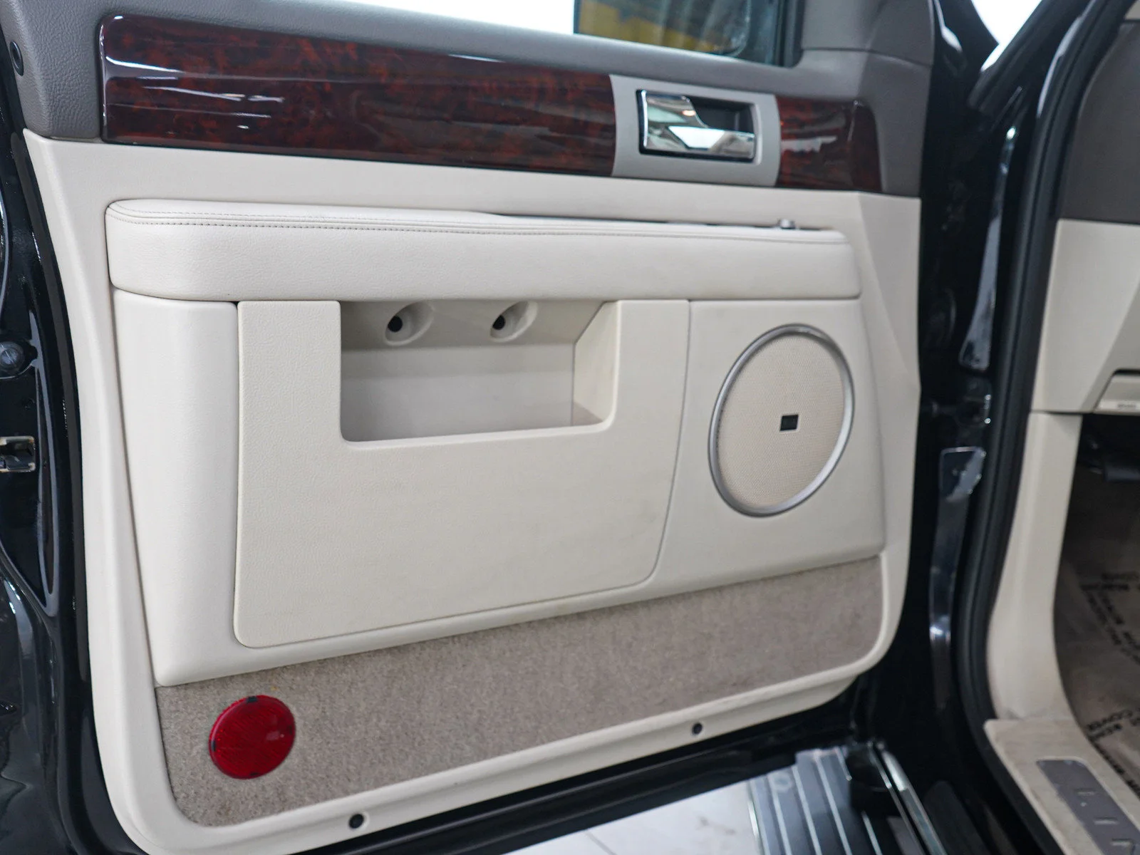Used 2004 Black Clearcoat Lincoln Ultimate image 22