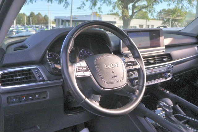 Used 2022 White Kia S image 11