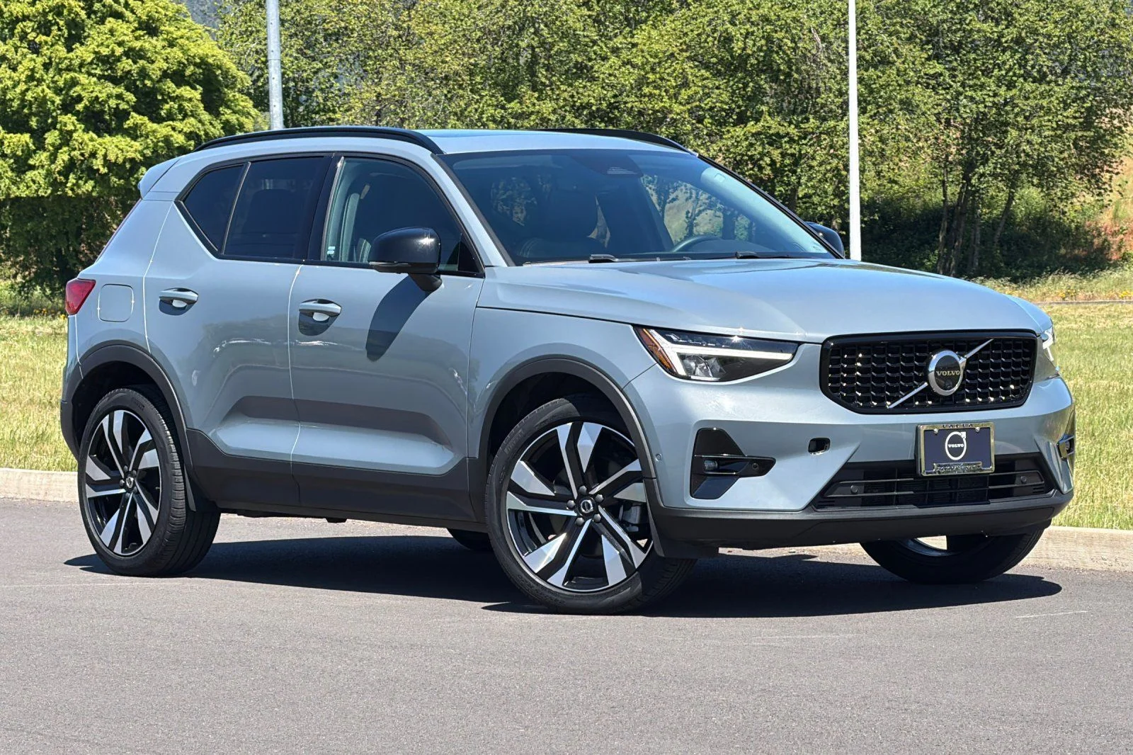 2023 Volvo XC40 B5 Ultimate Dark AWD's photo