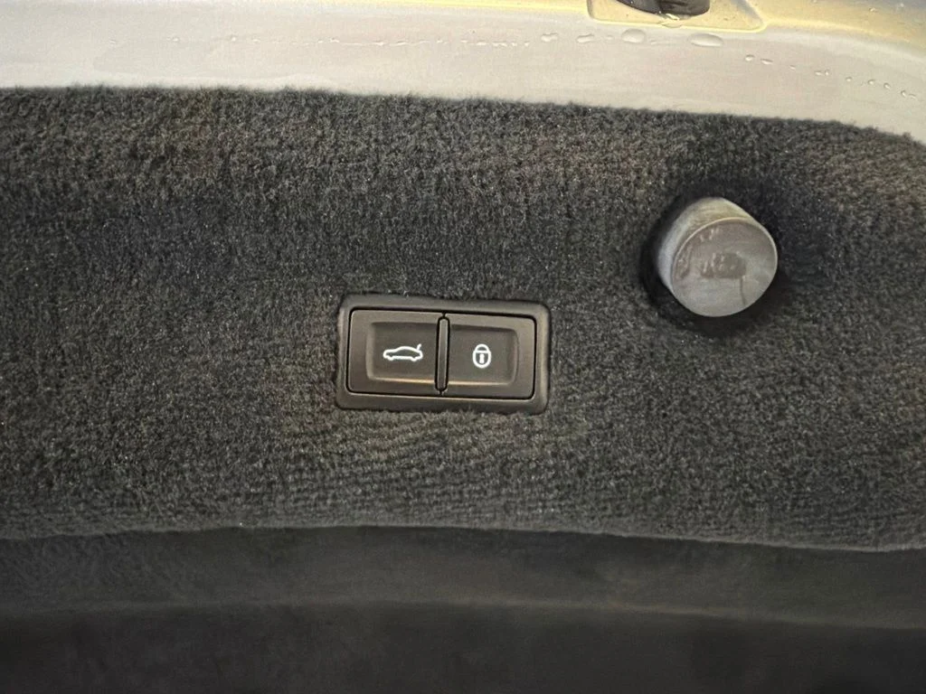 Used 2020 Gray Bentley V8 image 40