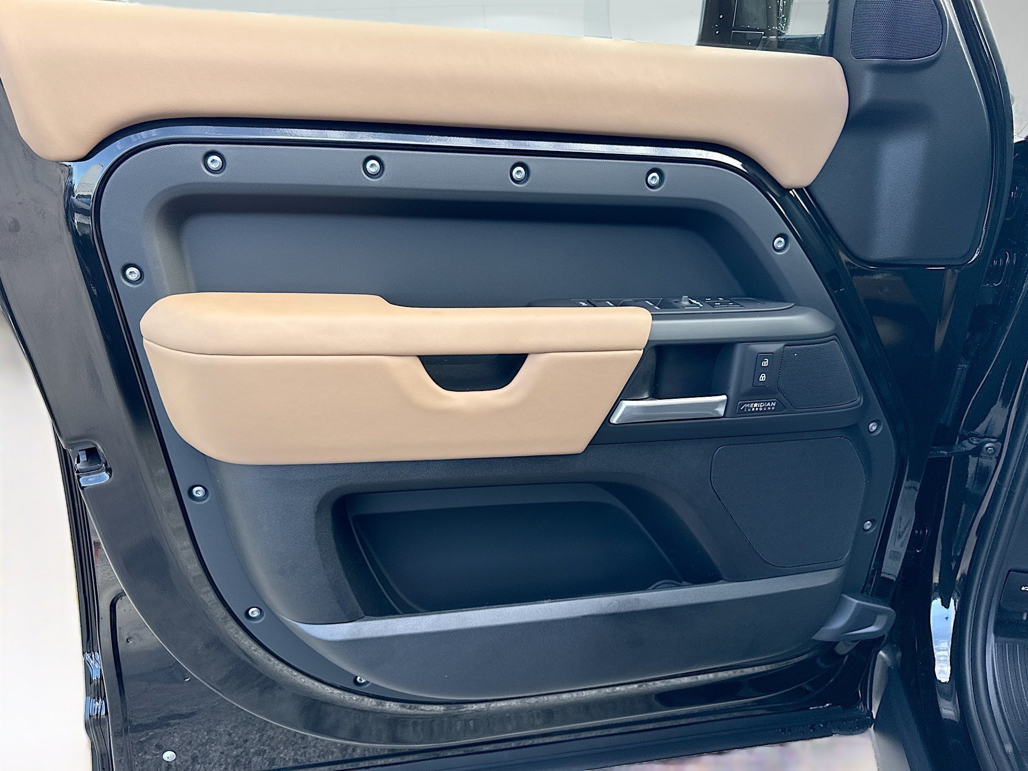 New 2026 Santorini Black Land Rover X-Dynamic SE image 22