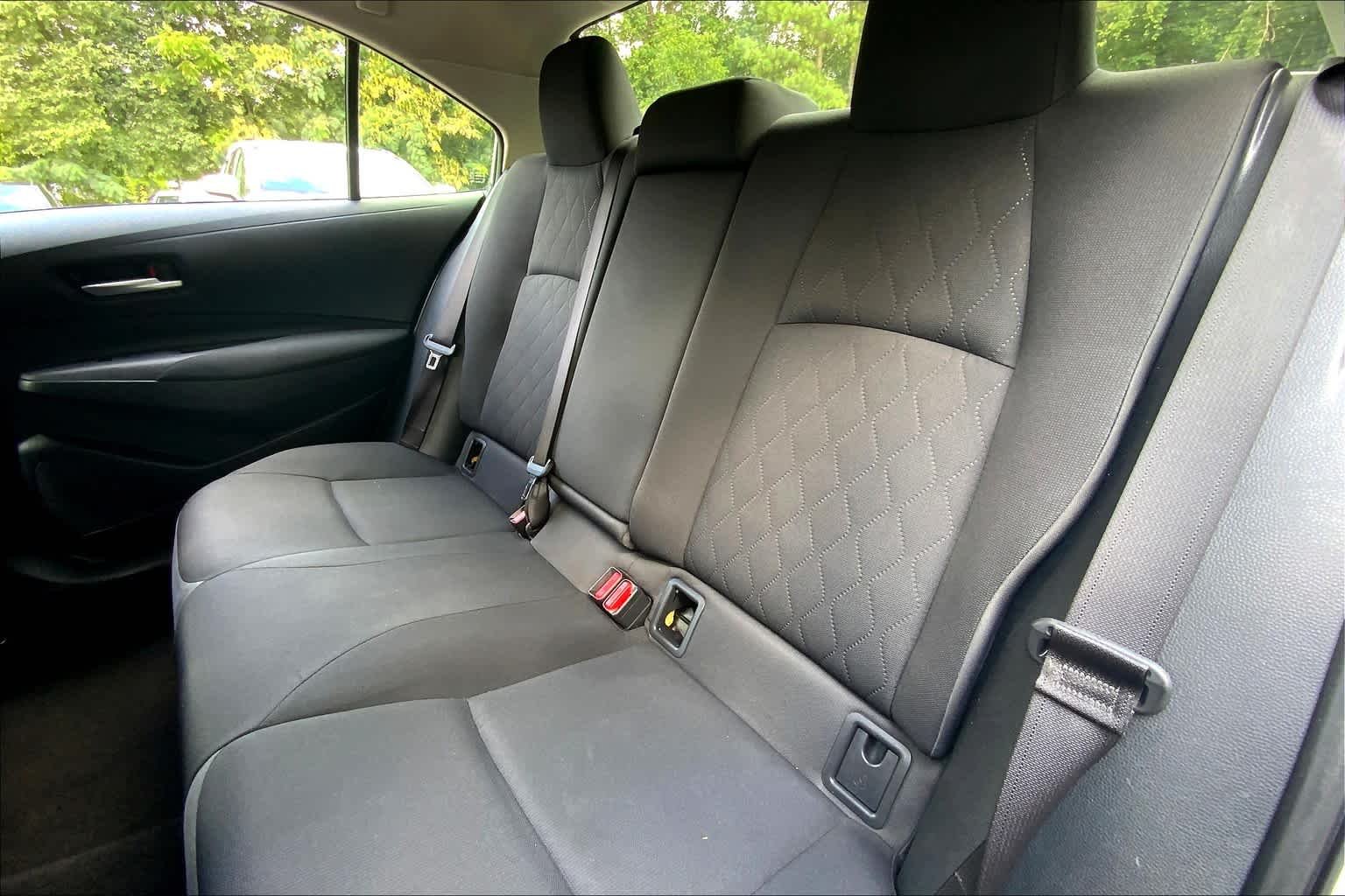 Used 2020 Classic Silver Metallic Toyota LE image 19