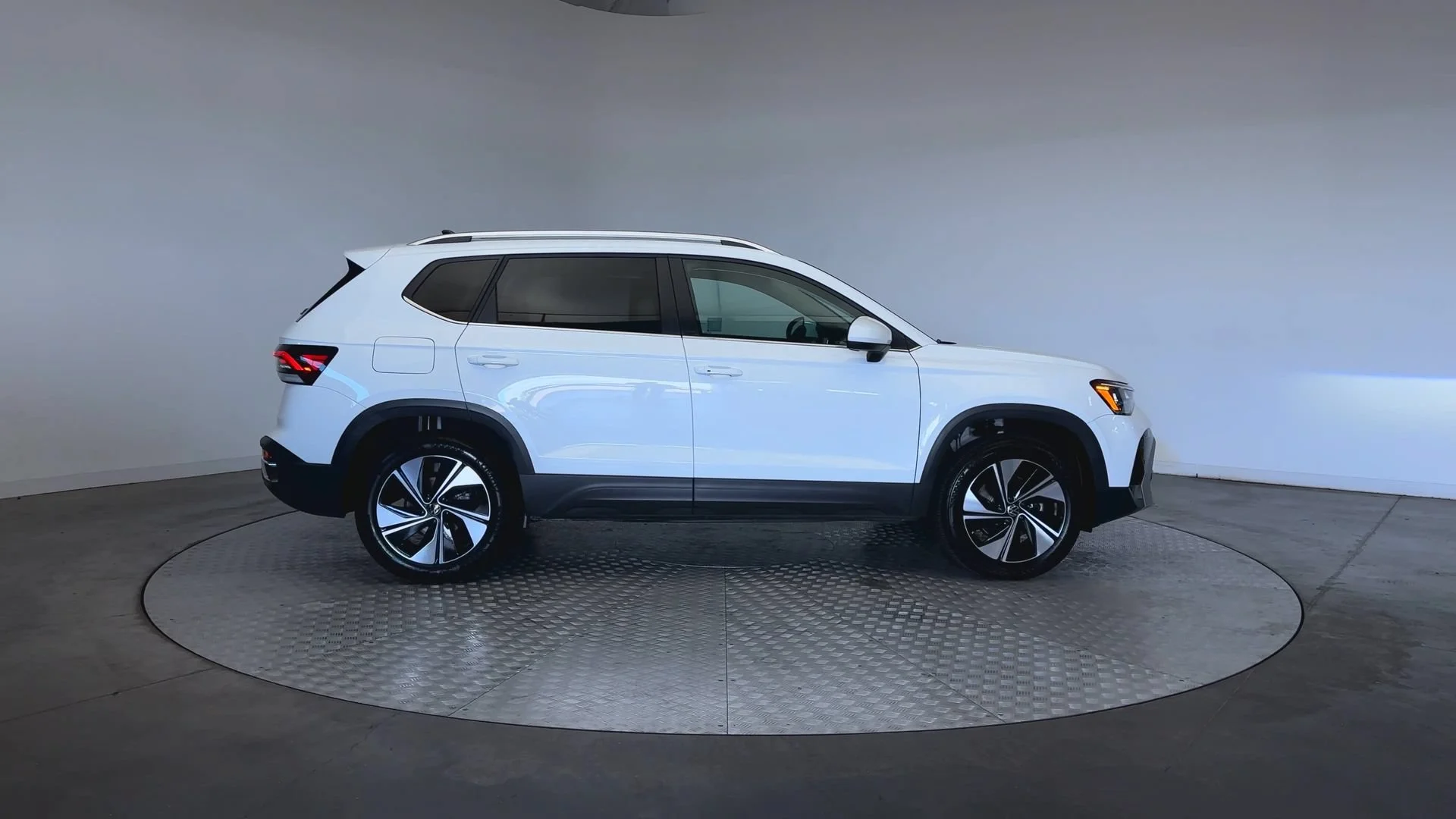 Used 2025 Pure White Volkswagen SE image 9