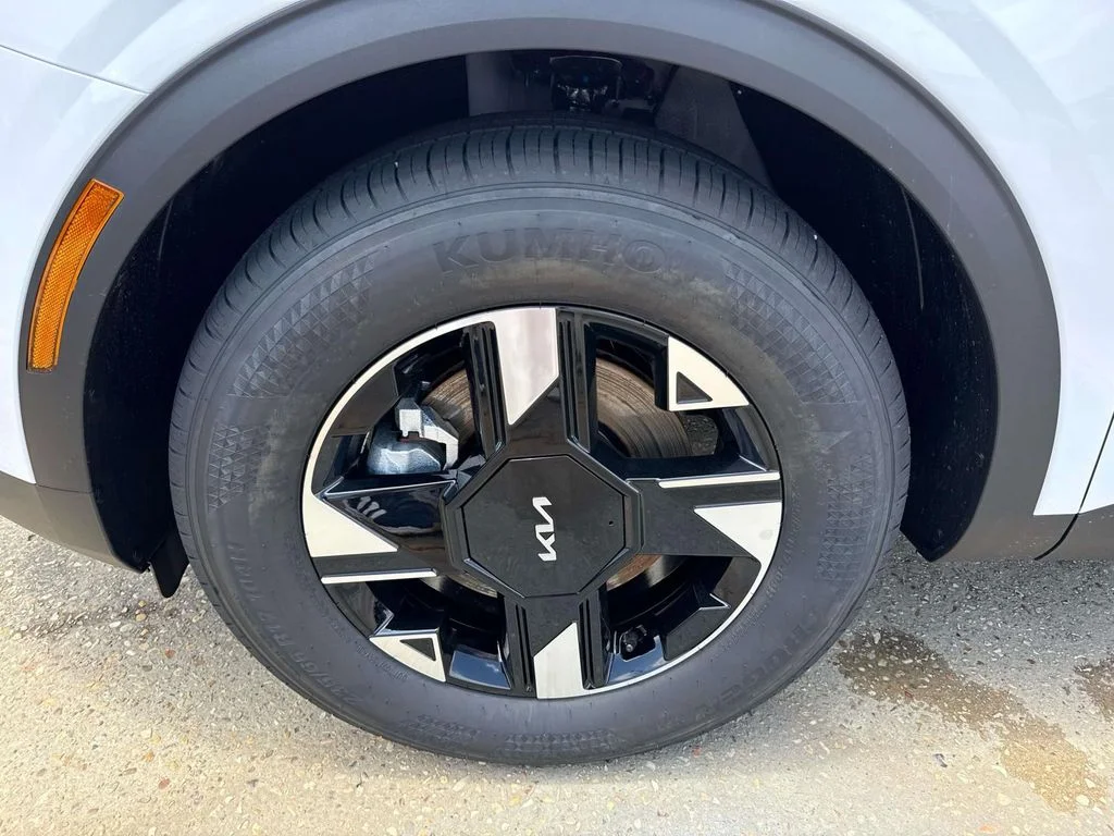New 2026 Glacial White Pearl Kia LX image 30