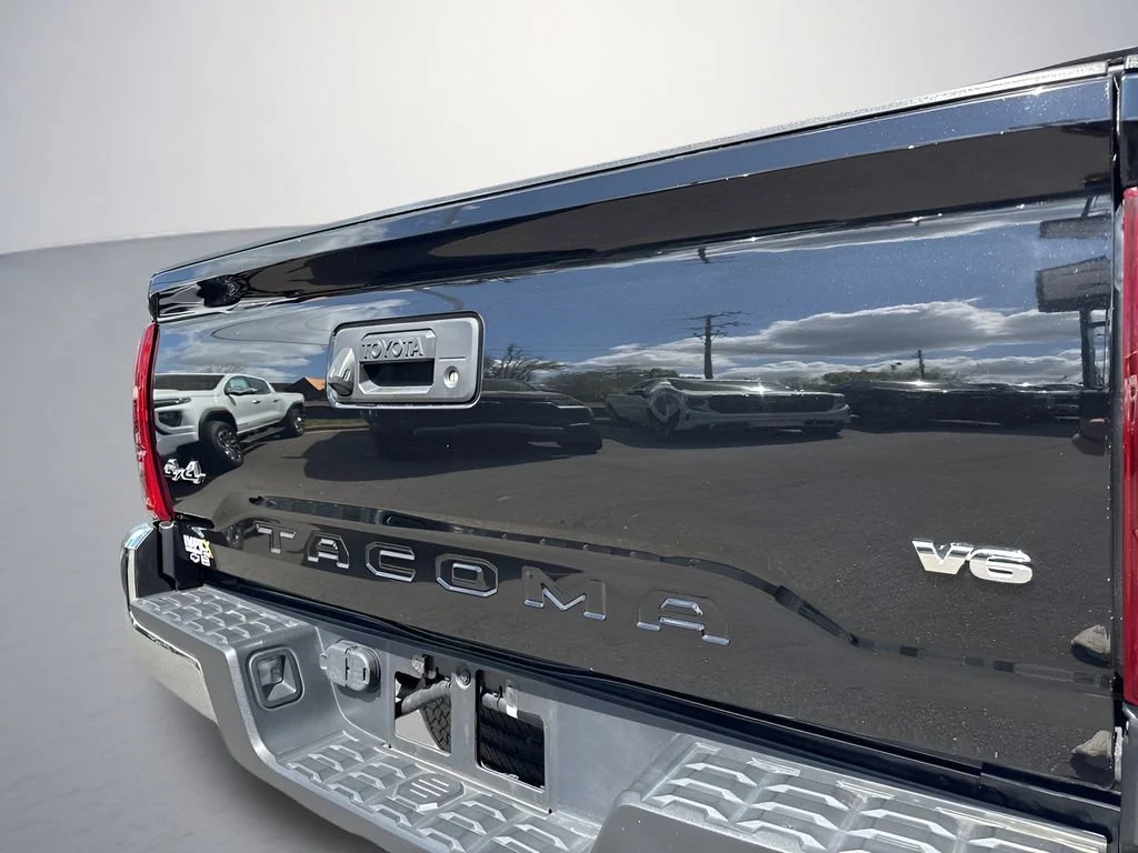 Used 2021  Toyota SR image 31