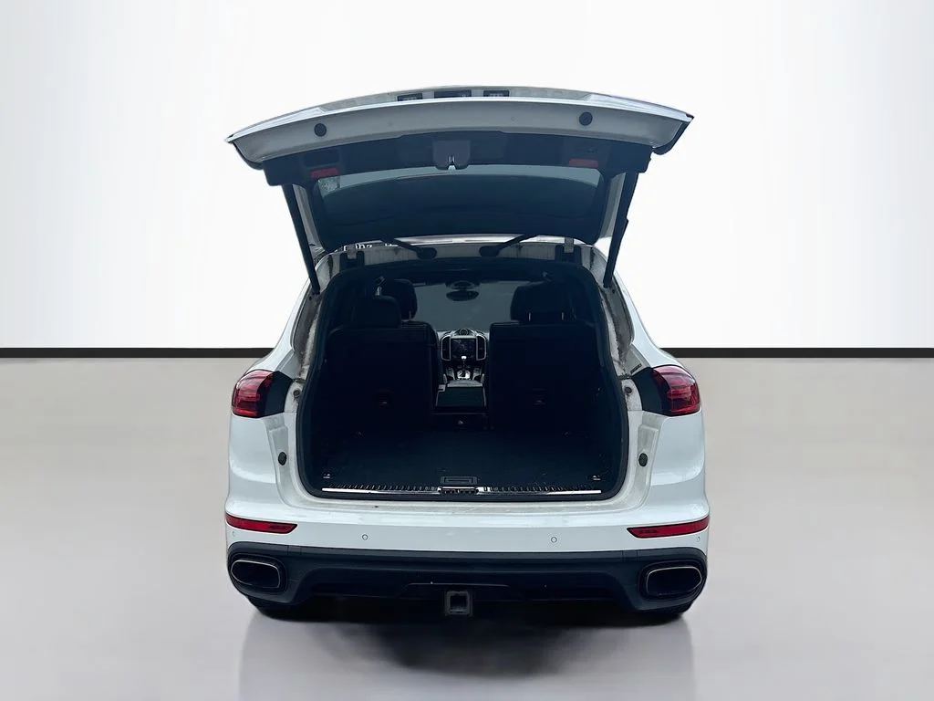 Used 2017 White Porsche Base image 9