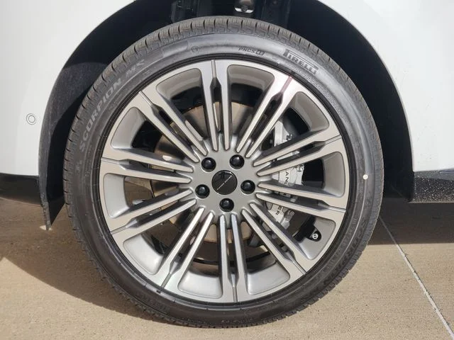 New 2026 Fuji White Land Rover SE image 7