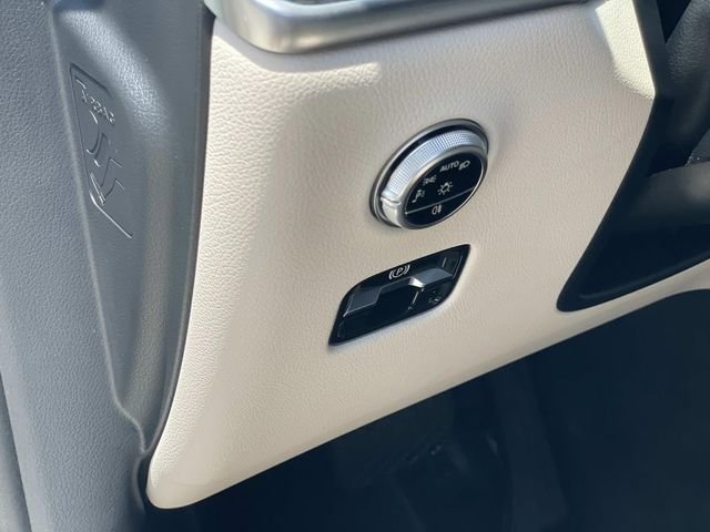 Used 2025 White Mercedes-Benz GLC 300 image 19