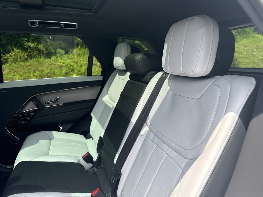 Used 2024 Fuji White Land Rover Dynamic SE image 8
