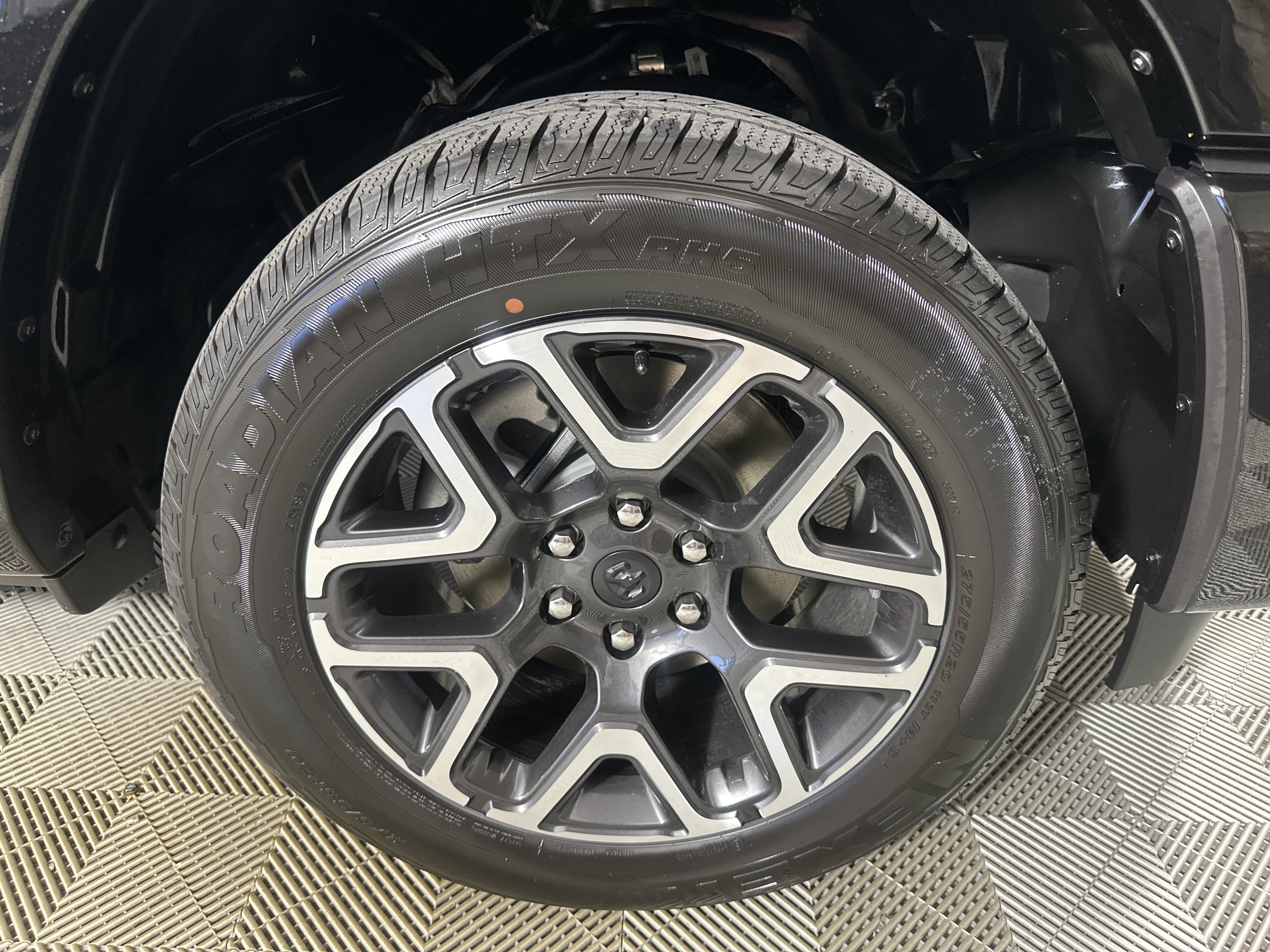 New 2026 Diamond Black Crystal Pearl-Coat Exterior Paint RAM Laramie image 28