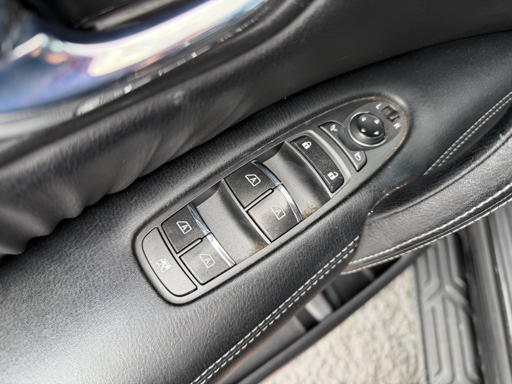 Used 2019 Super Black Nissan SL image 13