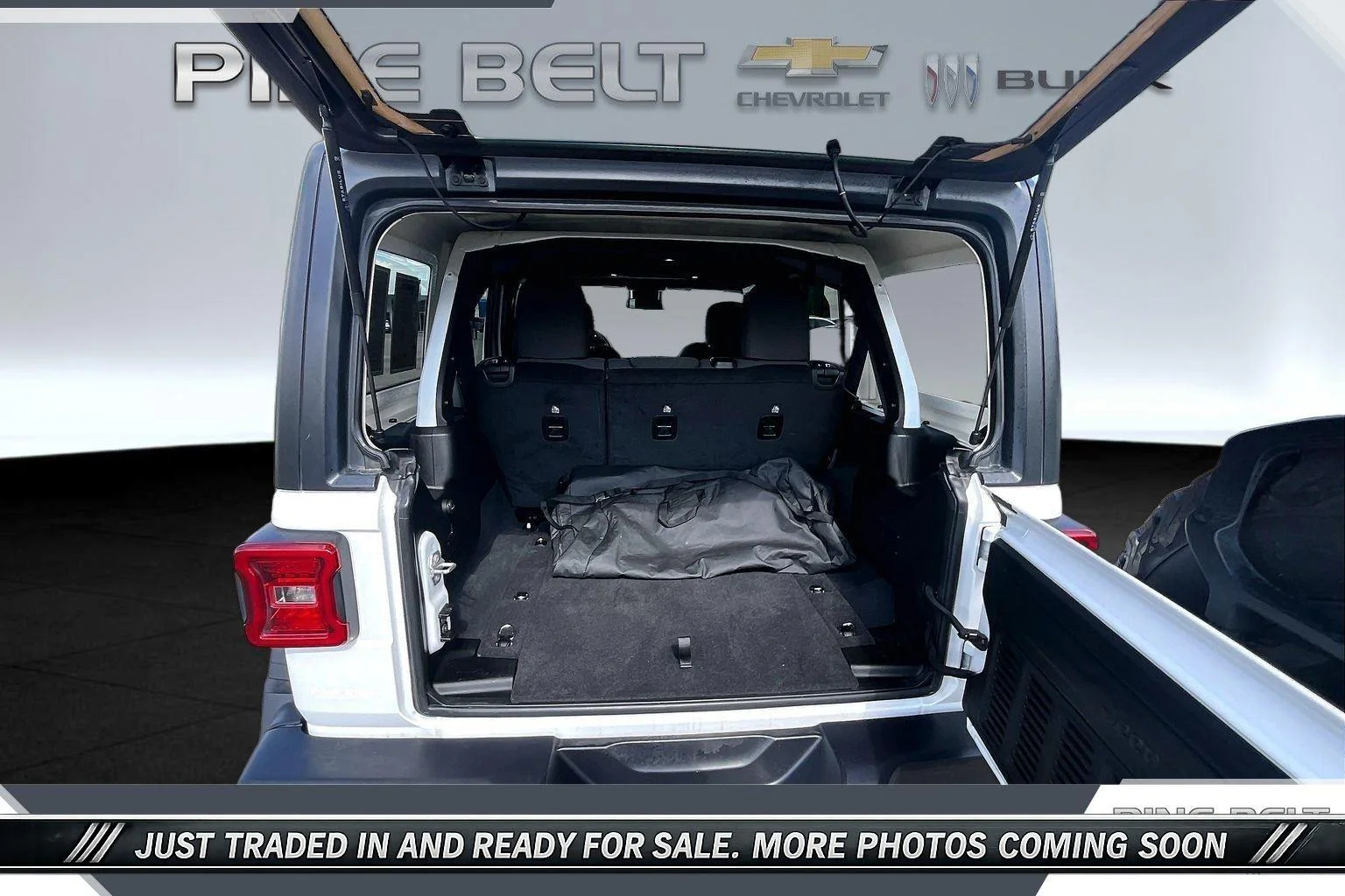 Used 2025 White Jeep 4-Door Rubicon 4x4 image 21