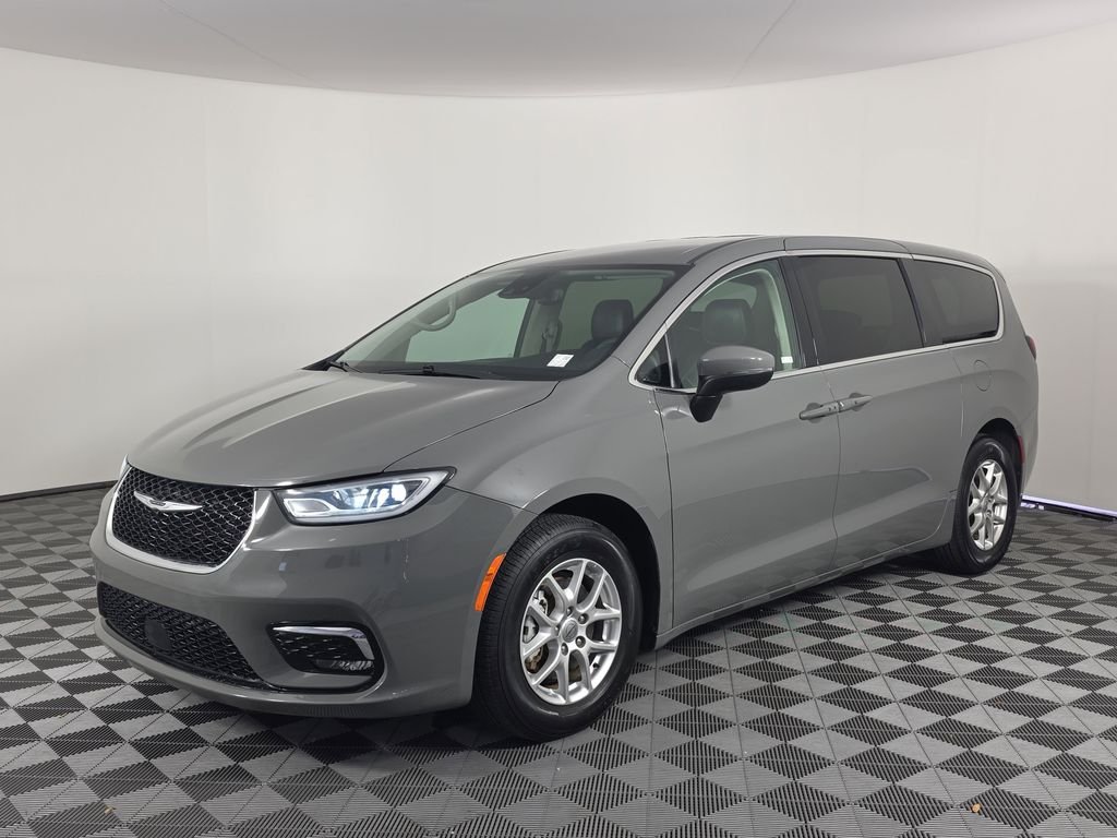 2023 Chrysler Pacifica Touring L's photo