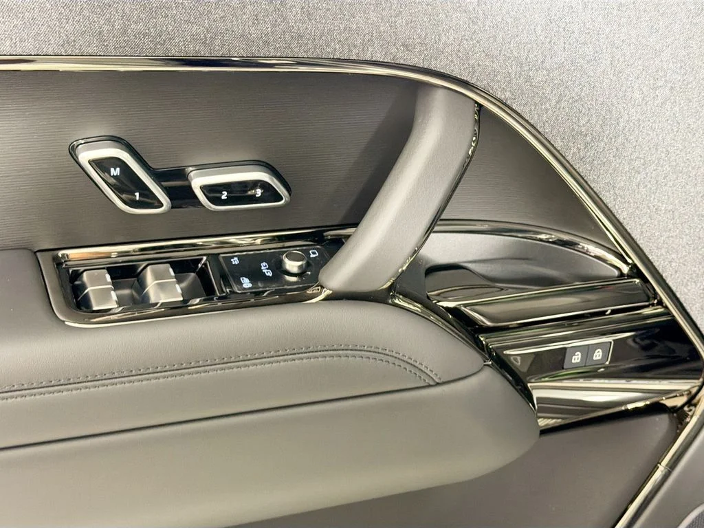 New 2026 Carpathian Grey Land Rover Dynamic SE image 18