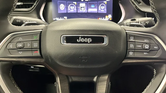 New 2026 Diamond Black Crystal Pearl-Coat Exterior Paint Jeep Laredo image 16