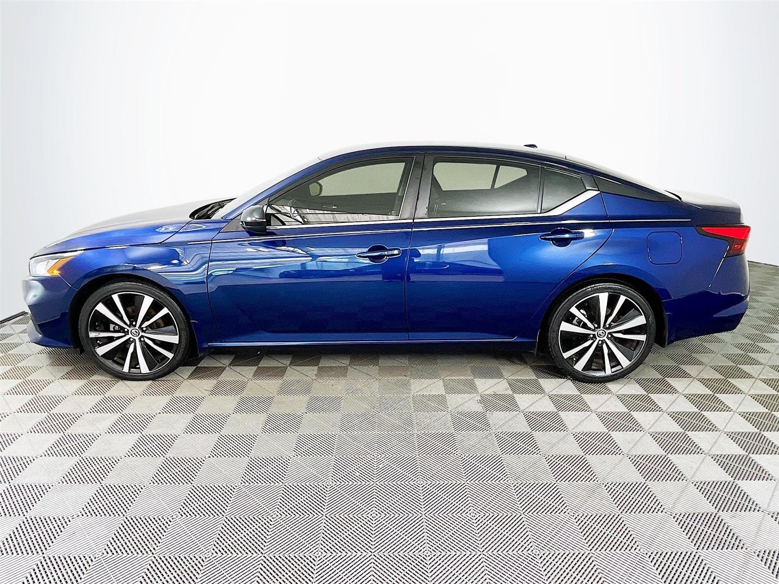 Used 2022 Deep Blue Pearl Nissan 2.5 SR image 4