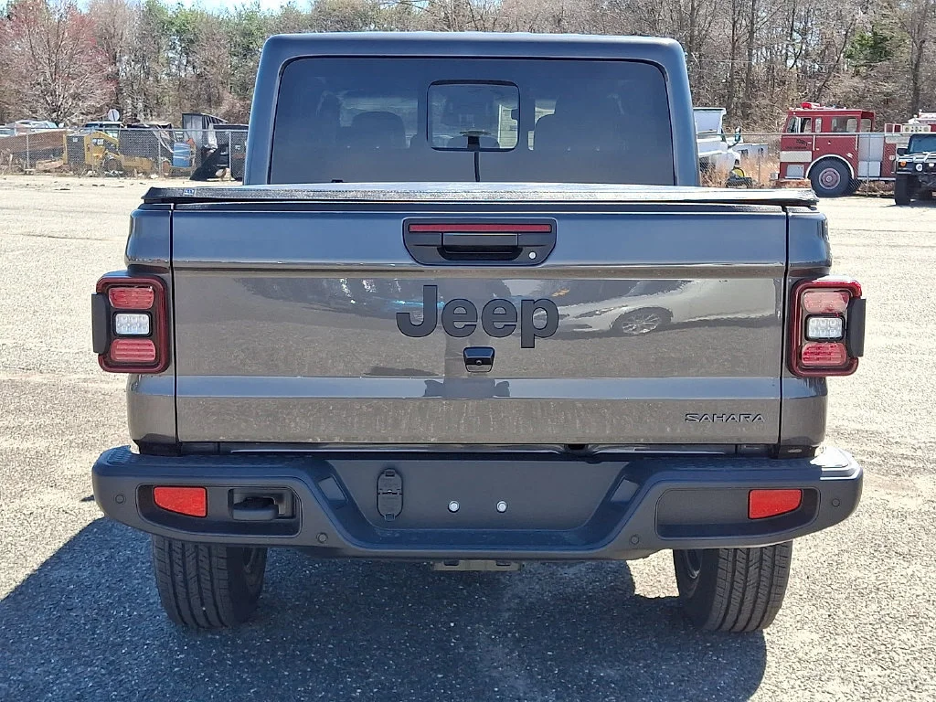 New 2026 Granite Crystal Metallic Clear-Coat Exterior Paint Jeep Sahara image 7