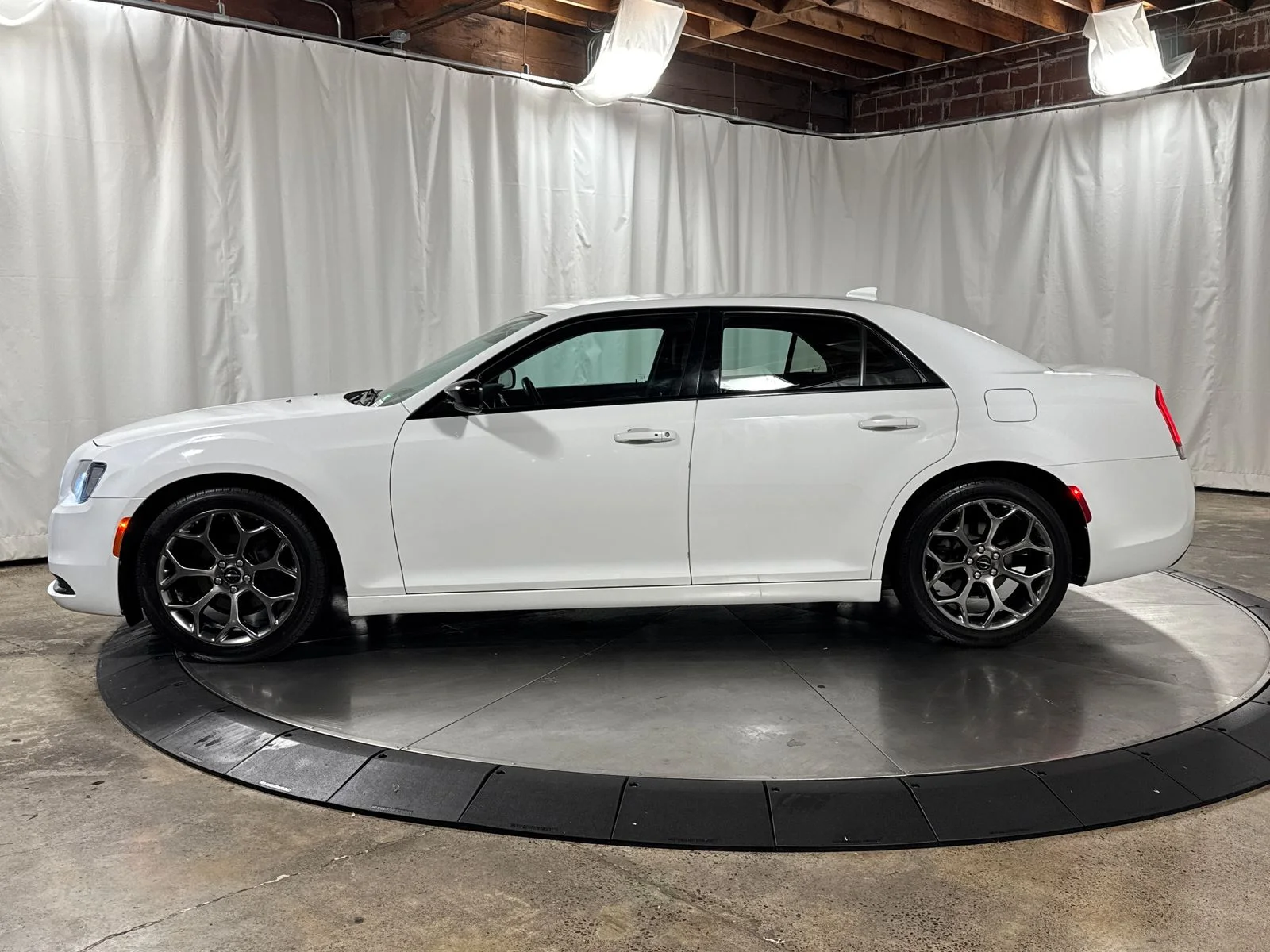 Used 2018 Bright White Clearcoat Chrysler Touring image 6