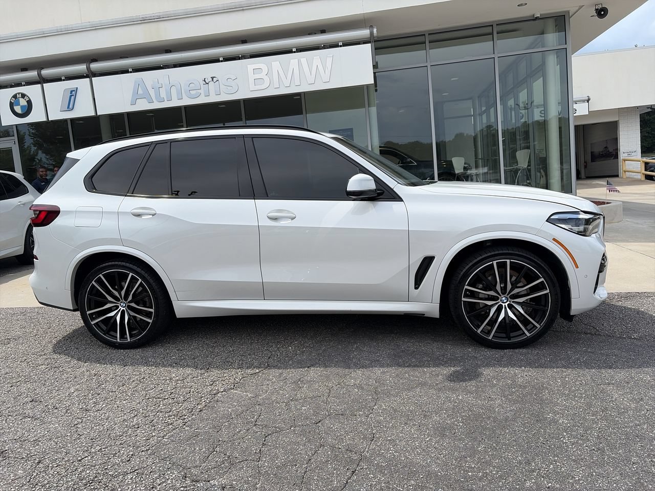 Used 2023 Mineral White Metallic BMW sDrive40i image 9