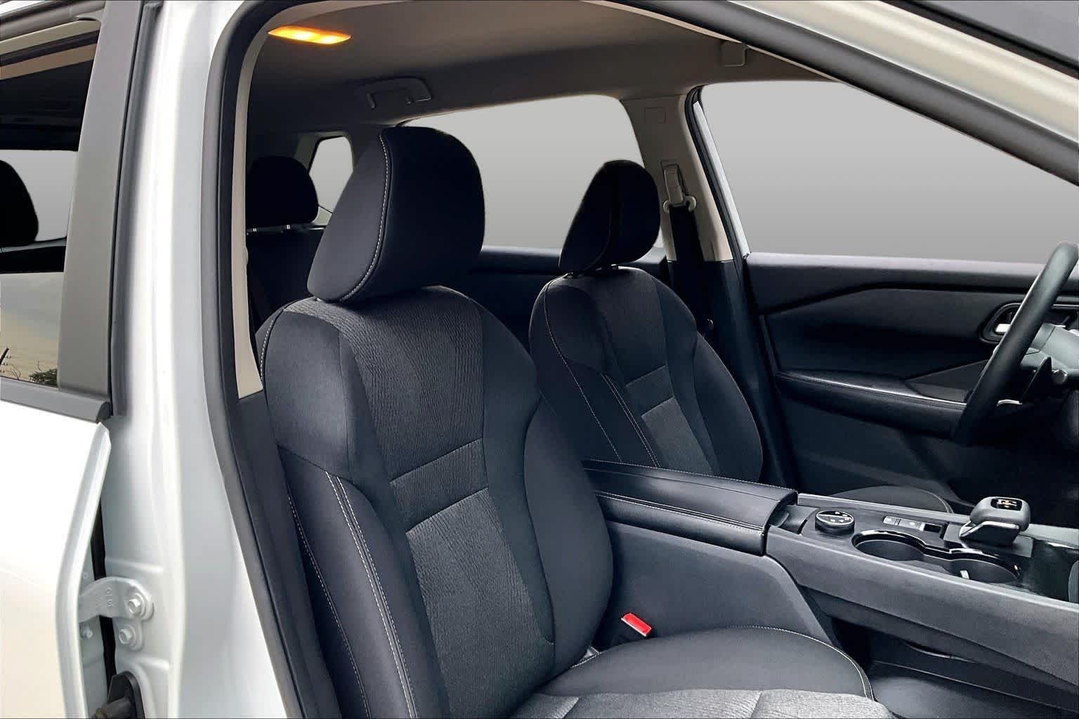 Used 2024 Everest White Pearl Nissan SV image 9
