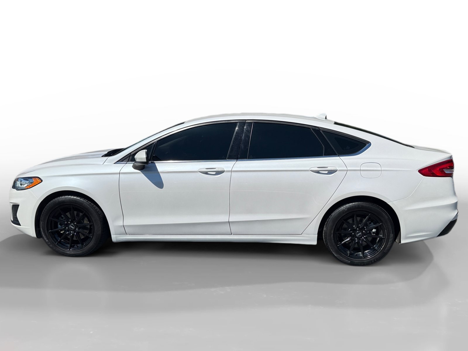 Used 2020 White Platinum Clearcoat Metallic Ford SE image 2
