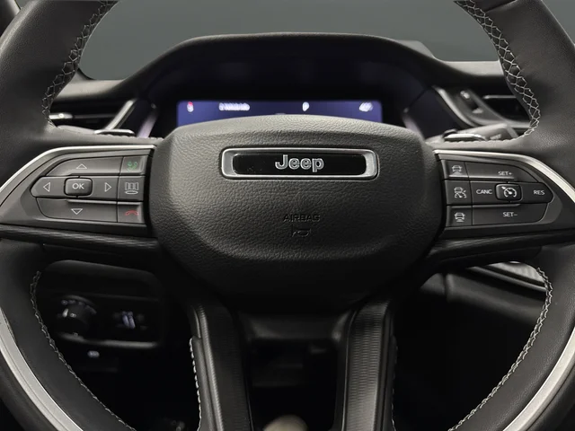 Used 2023 Velvet Jeep Altitude X image 15