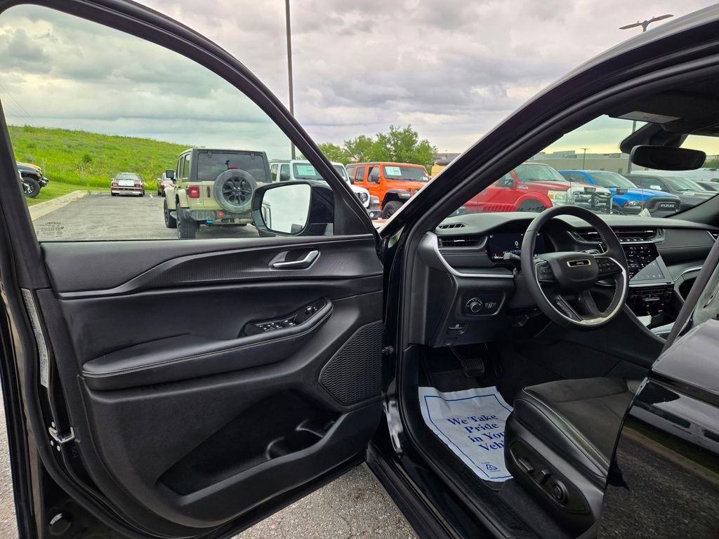 Used 2023 Black Jeep Altitude X image 14