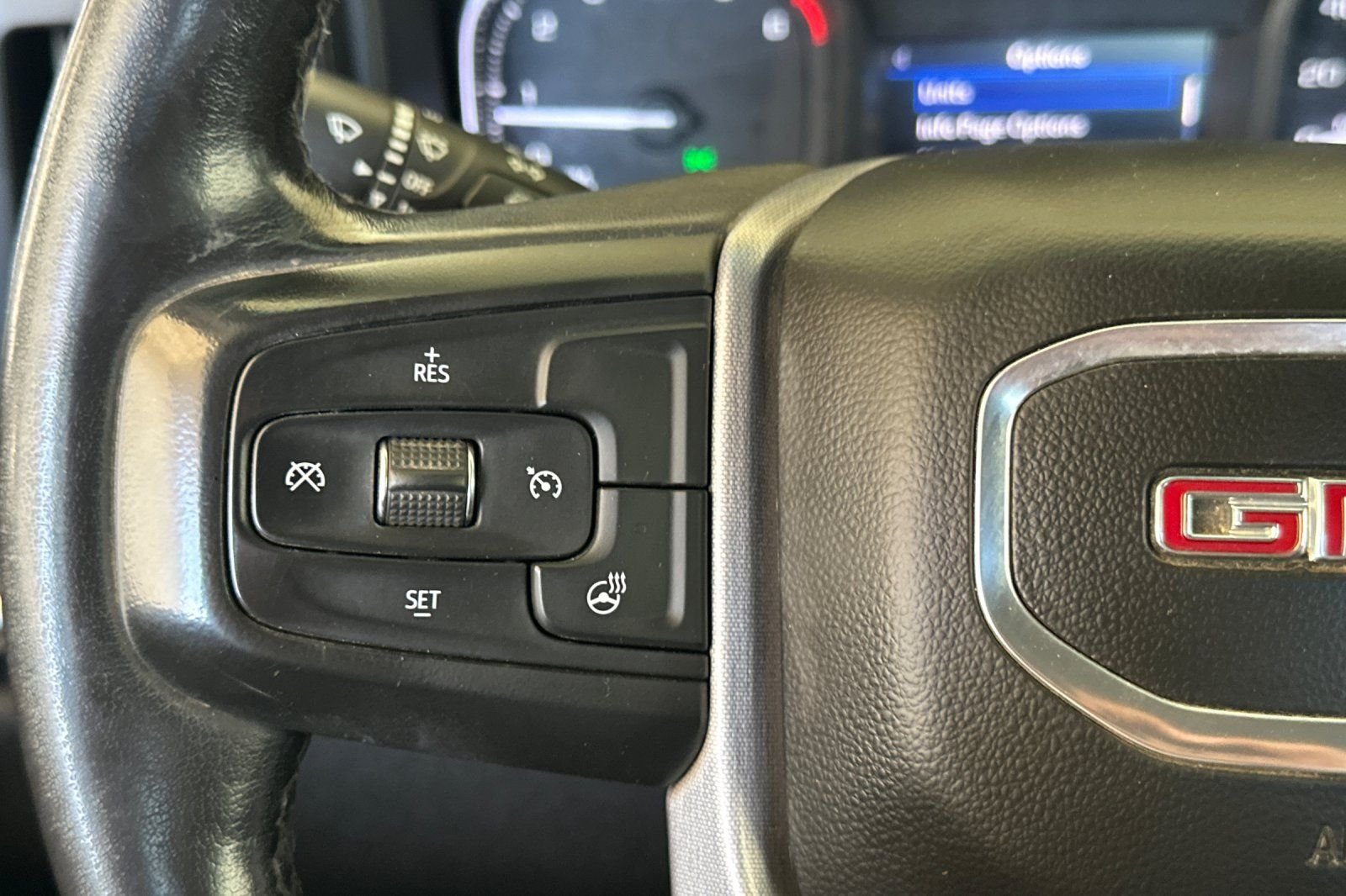Used 2022 White GMC SLE image 21