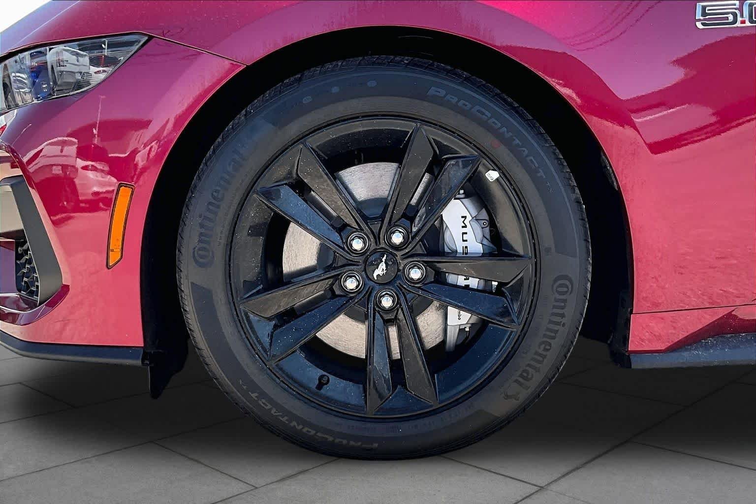 Used 2025 Molten Magenta Metallic Tri-coat Ford GT image 10