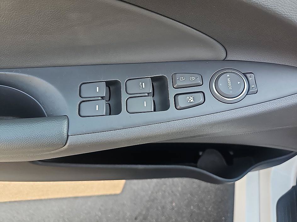 Used 2014 Pearl White Hyundai GLS image 11
